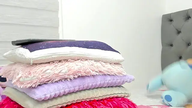 Elizabeth 18  online show from March 25, 2026, 3:17 am