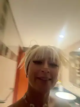 Snapshot of Mia-Bloom chatting on March 20, 2025, 9:48 am Mia-Bloom online show from March 20, 2025, 9:48 am