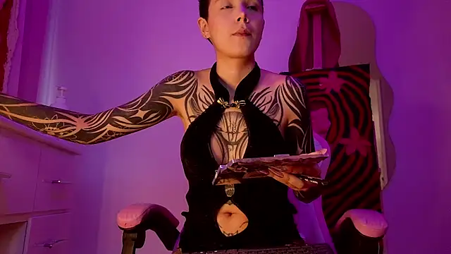 goddess vee  online show from April 3, 2026, 9:43 pm