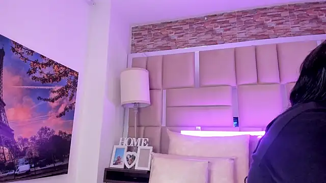 ShaniaBrownn online show from February 4, 2026, 8:15 pm