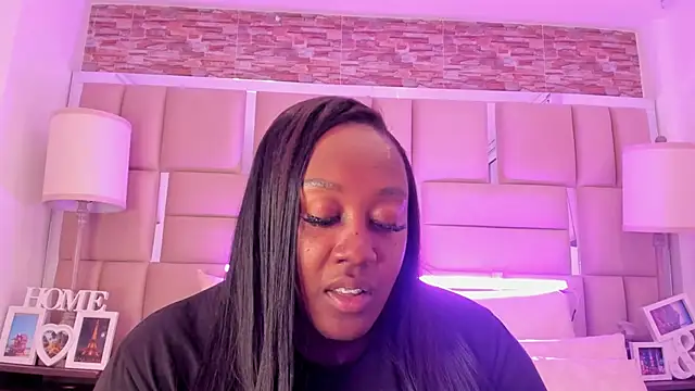 ShaniaBrownn online show from January 6, 2026, 7:40 pm