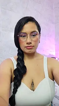 Snapshot of LauraRuiz1 chatting on May 27, 2026, 1:57 am LauraRuiz1 online show from May 27, 2026, 1:57 am
