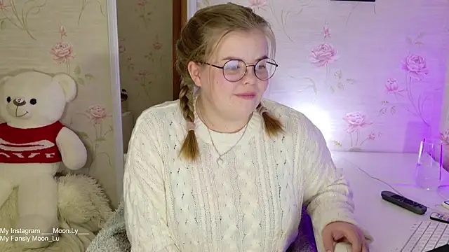 sinnamon  online show from October 6, 2025, 4:08 pm