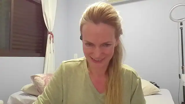 Snapshot of Annylove1 chatting on April 28, 2026, 12:42 am Annylove1 online show from April 28, 2026, 12:42 am