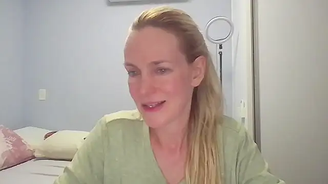 Snapshot of Annylove1 chatting on April 27, 2026, 12:30 am Annylove1 online show from April 27, 2026, 12:30 am