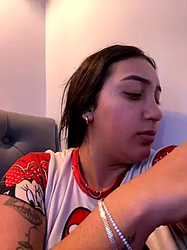 Snapshot of Hannahoff chatting on December 4, 2024, 12:13 am Hannahoff online show from December 4, 2024, 12:13 am