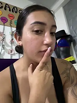 Snapshot of Hannahoff chatting on March 7, 2025, 3:19 am Hannahoff online show from March 7, 2025, 3:19 am