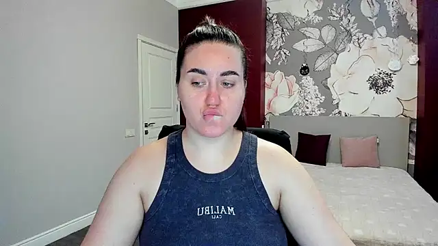 Snapshot of Roxie_Bradley chatting on March 4, 2026, 6:43 am Roxie Bradley online show from March 4, 2026, 6:43 am