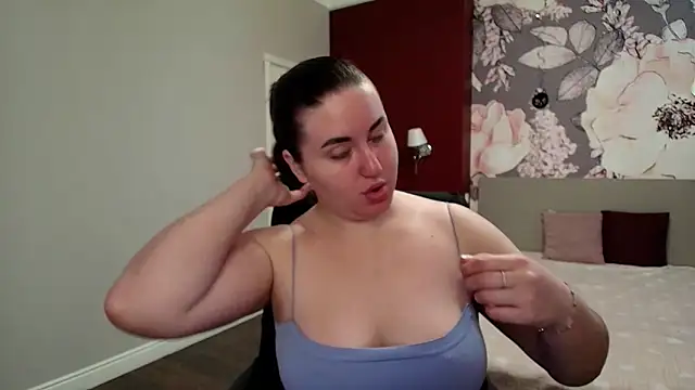 Snapshot of Roxie_Bradley chatting on April 10, 2026, 5:36 am Roxie Bradley online show from April 10, 2026, 5:36 am