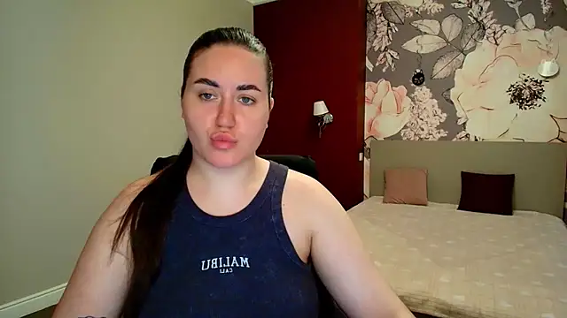 Snapshot of Roxie_Bradley chatting on April 3, 2026, 5:47 am Roxie Bradley online show from April 3, 2026, 5:47 am