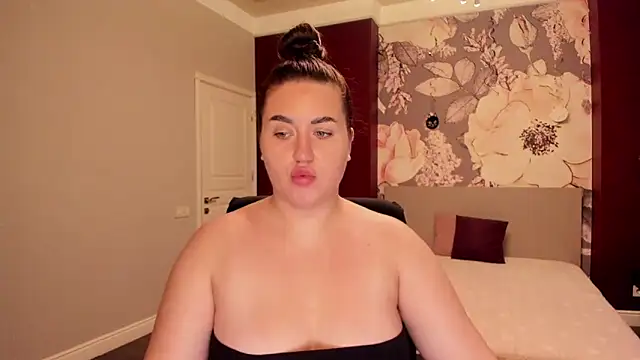 Snapshot of Roxie_Bradley chatting on October 8, 2025, 5:42 am Roxie Bradley online show from October 8, 2025, 5:42 am