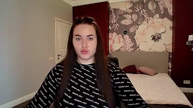 Snapshot of Roxie_Bradley chatting on October 6, 2025, 5:41 am Roxie Bradley online show from October 6, 2025, 5:41 am