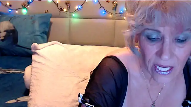 Snapshot of HappyWomanOn chatting on February 28, 2026, 10:31 pm HappyWomanOn online show from February 28, 2026, 10:31 pm