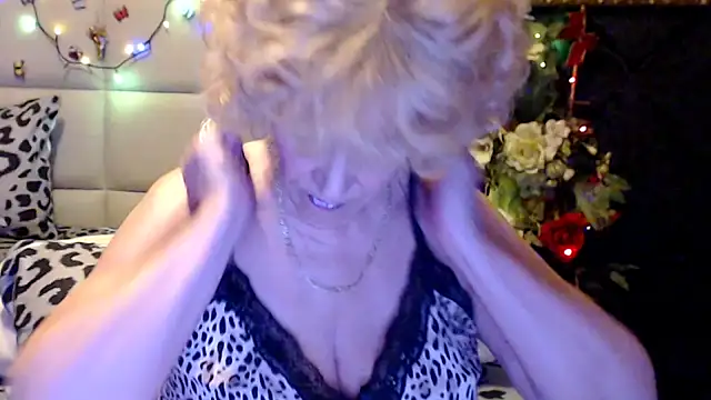Snapshot of HappyWomanOn chatting on April 17, 2026, 8:50 am HappyWomanOn online show from April 17, 2026, 8:50 am