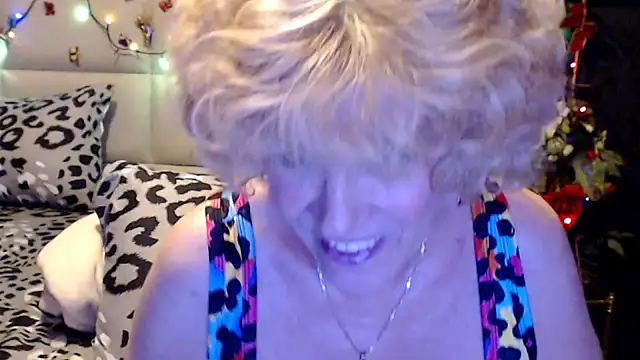 Snapshot of HappyWomanOn chatting on April 17, 2026, 9:06 pm HappyWomanOn online show from April 17, 2026, 9:06 pm