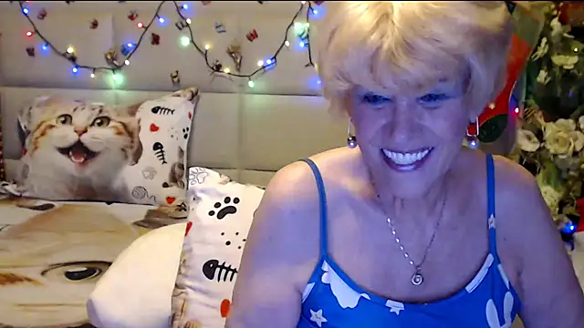 Snapshot of HappyWomanOn chatting on December 14, 2025, 10:43 am HappyWomanOn online show from December 14, 2025, 10:43 am