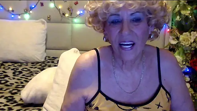 Snapshot of HappyWomanOn chatting on January 15, 2026, 10:51 am HappyWomanOn online show from January 15, 2026, 10:51 am