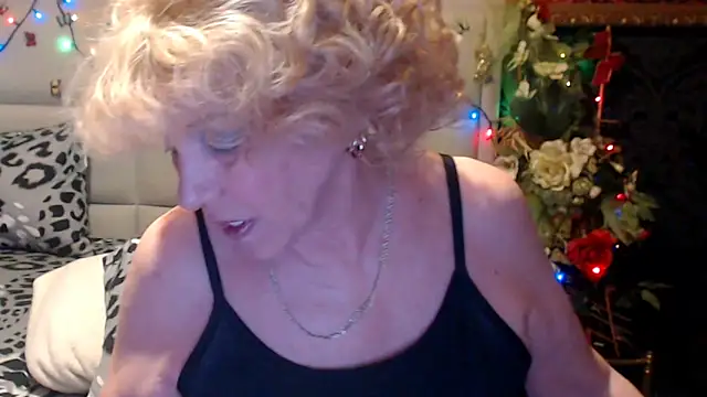 Snapshot of HappyWomanOn chatting on April 27, 2026, 9:18 am HappyWomanOn online show from April 27, 2026, 9:18 am
