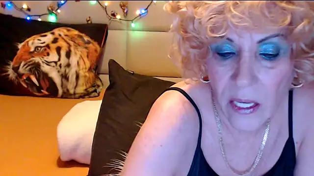 Snapshot of HappyWomanOn chatting on February 9, 2026, 9:18 am HappyWomanOn online show from February 9, 2026, 9:18 am