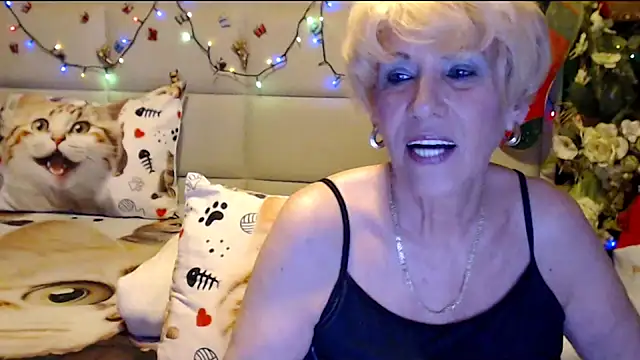 Snapshot of HappyWomanOn chatting on December 16, 2025, 9:57 am HappyWomanOn online show from December 16, 2025, 9:57 am