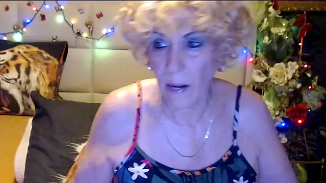 Snapshot of HappyWomanOn chatting on February 19, 2026, 9:39 am HappyWomanOn online show from February 19, 2026, 9:39 am