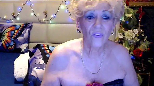 Snapshot of HappyWomanOn chatting on October 30, 2025, 10:02 am HappyWomanOn online show from October 30, 2025, 10:02 am