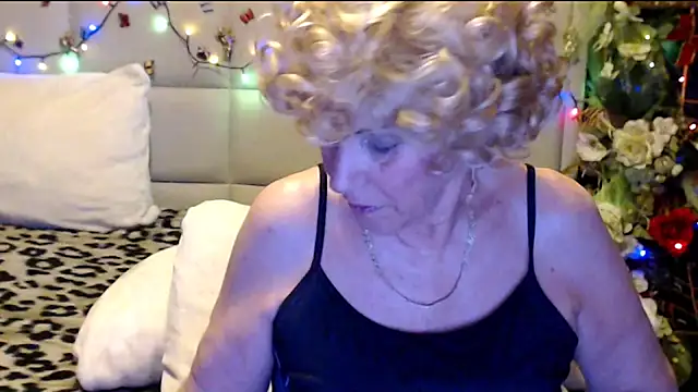 Snapshot of HappyWomanOn chatting on January 12, 2026, 9:38 am HappyWomanOn online show from January 12, 2026, 9:38 am