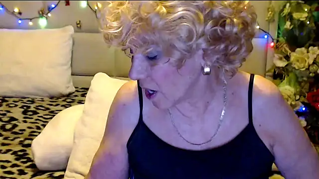 Snapshot of HappyWomanOn chatting on January 16, 2026, 10:08 am HappyWomanOn online show from January 16, 2026, 10:08 am
