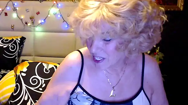 Snapshot of HappyWomanOn chatting on April 14, 2026, 7:35 am HappyWomanOn online show from April 14, 2026, 7:35 am
