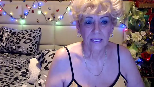 Snapshot of HappyWomanOn chatting on November 12, 2025, 7:23 am HappyWomanOn online show from November 12, 2025, 7:23 am