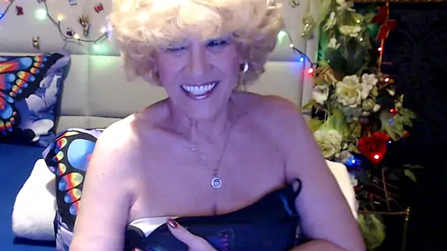 Snapshot of HappyWomanOn chatting on April 29, 2026, 8:29 am HappyWomanOn online show from April 29, 2026, 8:29 am
