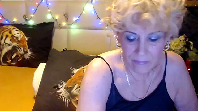 Snapshot of HappyWomanOn chatting on October 23, 2025, 6:28 pm HappyWomanOn online show from October 23, 2025, 6:28 pm