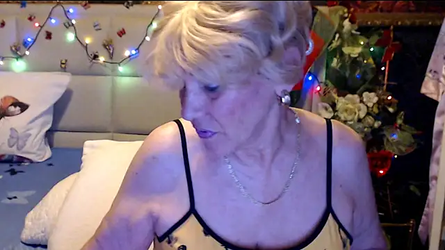 Snapshot of HappyWomanOn chatting on December 3, 2025, 7:41 am HappyWomanOn online show from December 3, 2025, 7:41 am