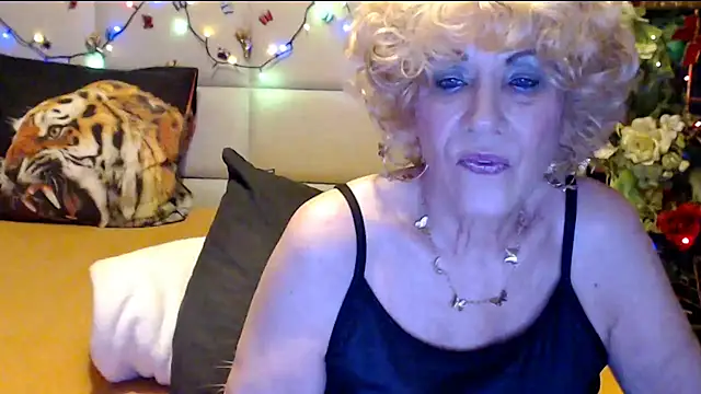 Snapshot of HappyWomanOn chatting on February 13, 2026, 9:48 pm HappyWomanOn online show from February 13, 2026, 9:48 pm
