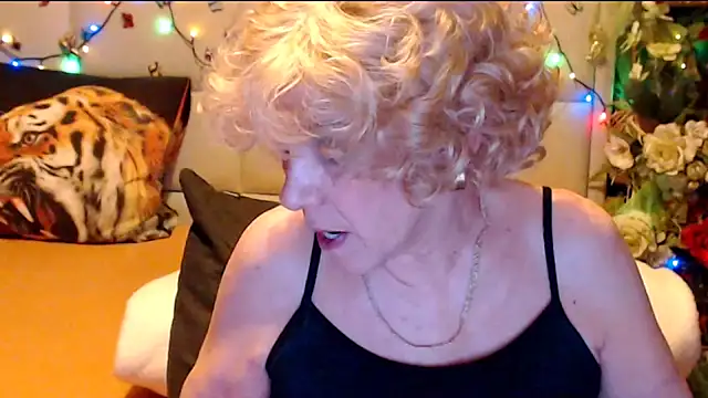 Snapshot of HappyWomanOn chatting on February 11, 2026, 9:42 am HappyWomanOn online show from February 11, 2026, 9:42 am