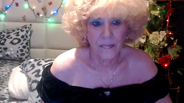 Snapshot of HappyWomanOn chatting on April 23, 2026, 8:32 am HappyWomanOn online show from April 23, 2026, 8:32 am