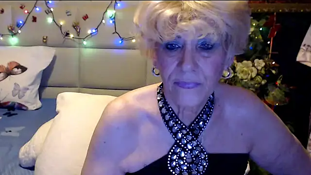 Snapshot of HappyWomanOn chatting on December 2, 2025, 11:45 am HappyWomanOn online show from December 2, 2025, 11:45 am