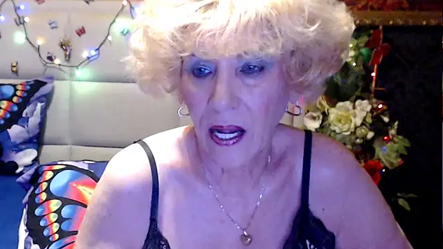 Snapshot of HappyWomanOn chatting on May 6, 2026, 9:35 am HappyWomanOn online show from May 6, 2026, 9:35 am
