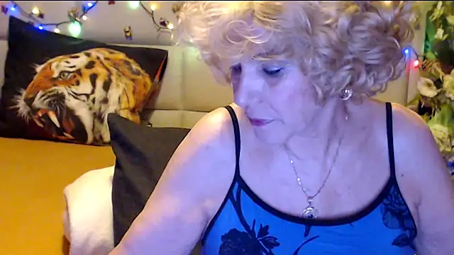 Snapshot of HappyWomanOn chatting on February 8, 2026, 10:13 am HappyWomanOn online show from February 8, 2026, 10:13 am