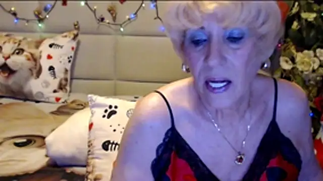 Snapshot of HappyWomanOn chatting on December 19, 2025, 9:33 am HappyWomanOn online show from December 19, 2025, 9:33 am