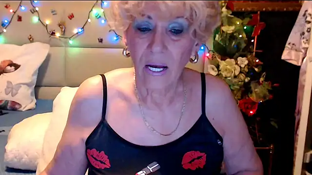 Snapshot of HappyWomanOn chatting on November 22, 2025, 10:03 am HappyWomanOn online show from November 22, 2025, 10:03 am