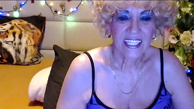 Snapshot of HappyWomanOn chatting on February 13, 2026, 9:42 am HappyWomanOn online show from February 13, 2026, 9:42 am