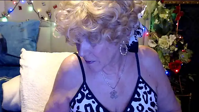 Snapshot of HappyWomanOn chatting on February 20, 2026, 9:50 pm HappyWomanOn online show from February 20, 2026, 9:50 pm