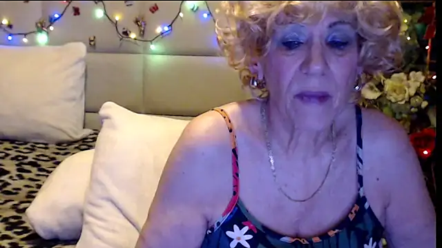 Snapshot of HappyWomanOn chatting on January 13, 2026, 9:57 am HappyWomanOn online show from January 13, 2026, 9:57 am
