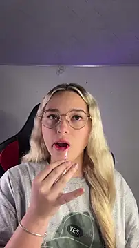 Snapshot of Irisweet_ chatting on November 8, 2025, 3:48 pm Irisweet online show from November 8, 2025, 3:48 pm