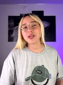 Snapshot of Irisweet_ chatting on September 27, 2025, 10:49 pm Irisweet online show from September 27, 2025, 10:49 pm