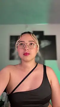 Irisweet  online show from February 4, 2026, 10:16 pm