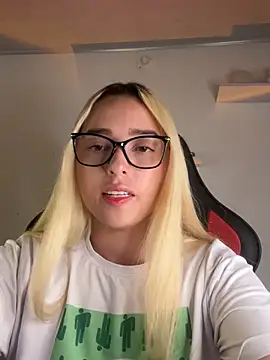 Snapshot of Irisweet_ chatting on March 17, 2025, 11:35 pm Irisweet online show from March 17, 2025, 11:35 pm