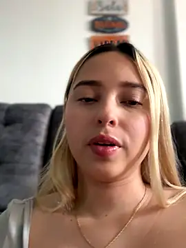 Snapshot of Irisweet_ chatting on October 3, 2025, 3:57 pm Irisweet online show from October 3, 2025, 3:57 pm