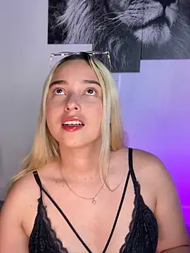 Snapshot of Irisweet_ chatting on September 30, 2025, 9:43 pm Irisweet online show from September 30, 2025, 9:43 pm